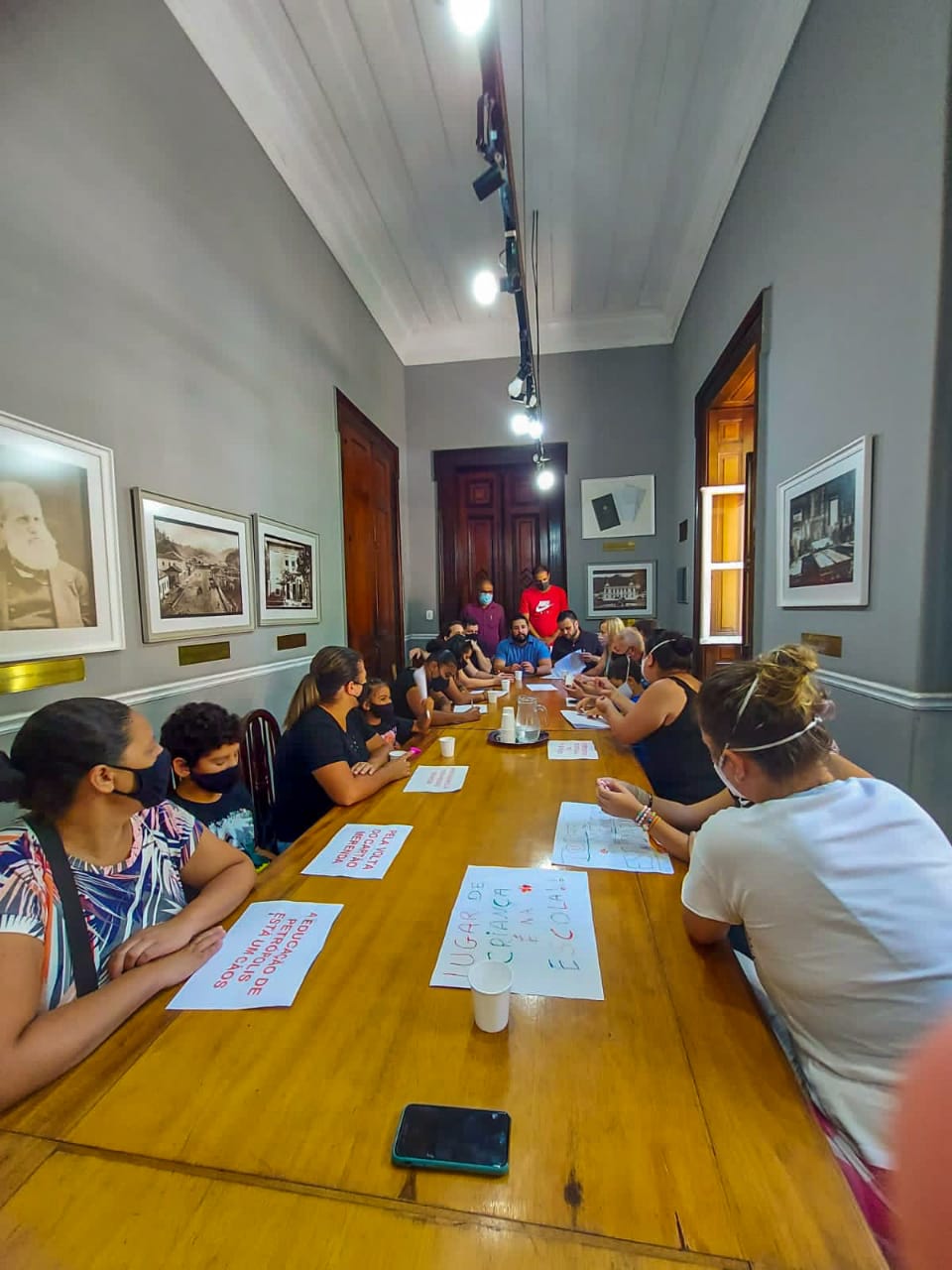 Vereadores recebem pais de alunos da rede municipal que estão sem aulas por falta de professor