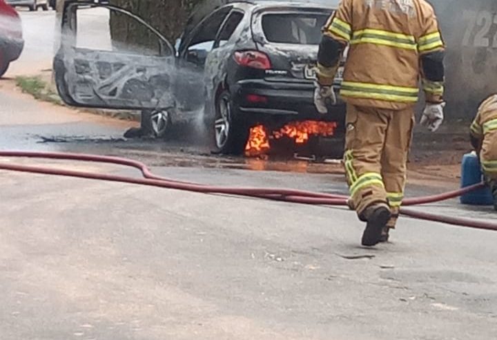 Carro pega fogo na Estrada do Carangola