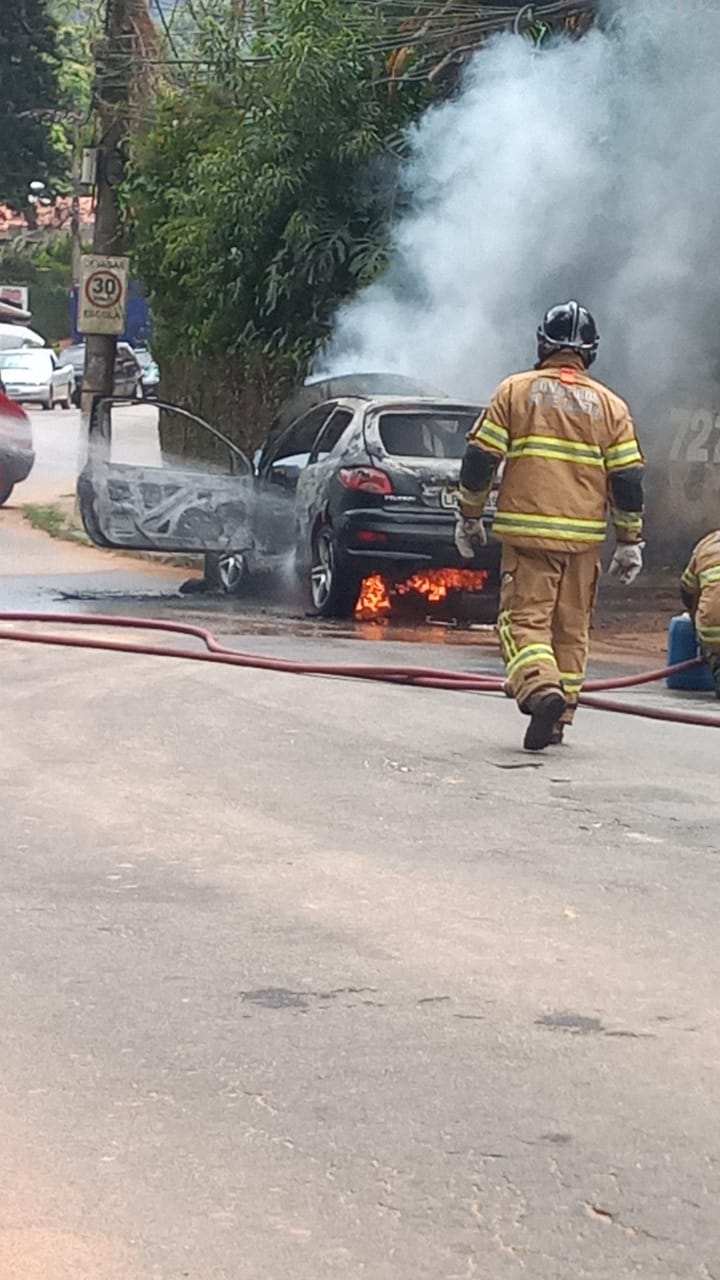 Carro pega fogo na Estrada do Carangola