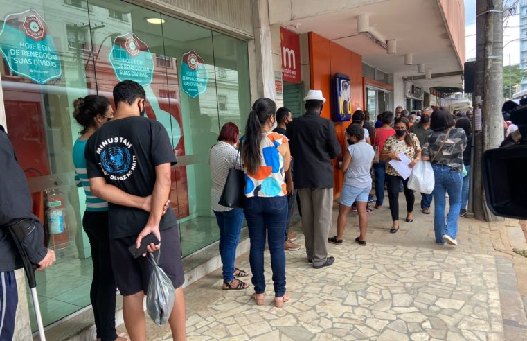 Agência bancária na Paulo Barbosa, em Petrópolis, volta a apresentar longas filas após ser autuada pelo Procon