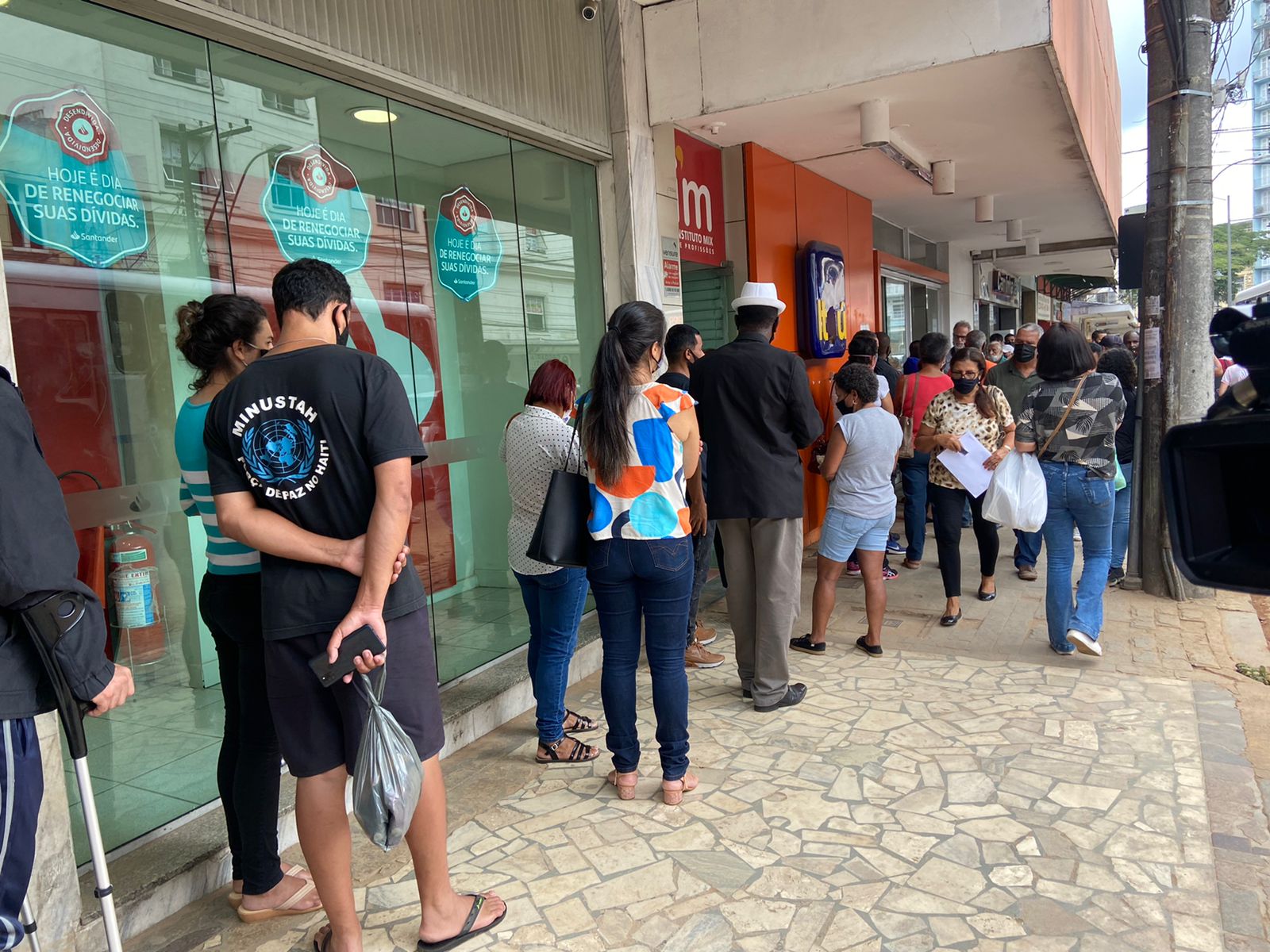 Agência bancária na Paulo Barbosa, em Petrópolis, volta a apresentar longas filas após ser autuada pelo Procon