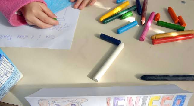 Material escolar doado à prefeitura de Petrópolis, em fevereiro, ainda não foi entregue às escolas