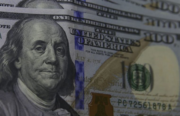 Dólar cai para R$ 4,84 e fecha no menor valor desde março de 2020