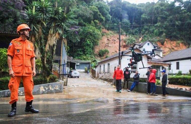 Bombeiros retomam buscas a desaparecidos em Petrópolis