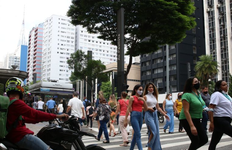 Covid-19: Brasil tem 29,8 milhões de casos e 658,5 mil mortes
