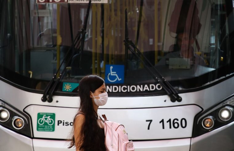 Fiocruz considera prematura retirada de máscaras e passaporte