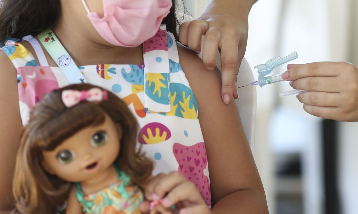 Fiocruz Minas estuda efeitos da vacina em crianças e adolescentes