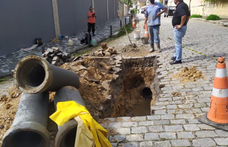 Vias e redes de águas pluviais recebem manutenção da subprefeitura de Olaria, Cônego e Cascatinha em Nova Friburgo