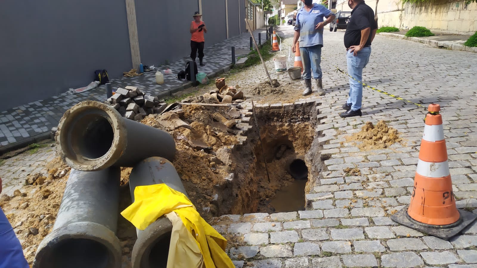 Vias e redes de águas pluviais recebem manutenção da subprefeitura de Olaria, Cônego e Cascatinha em Nova Friburgo