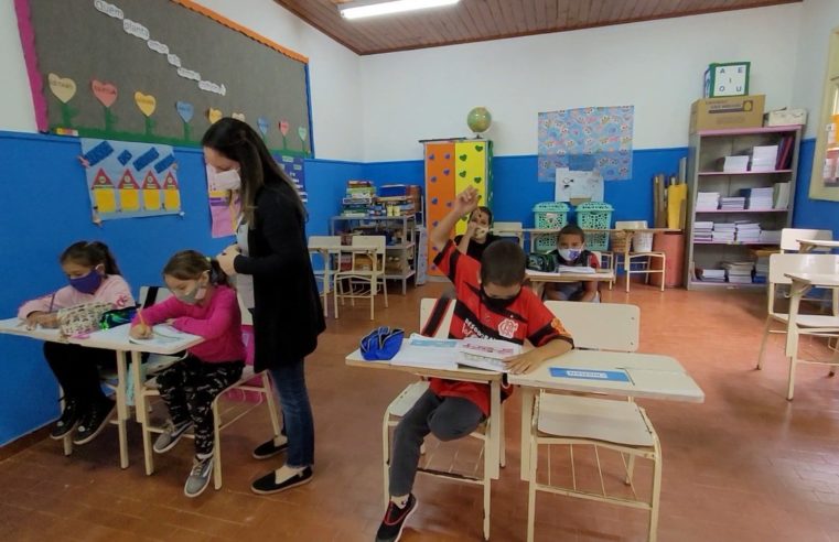 Escola Henrique Carlos Heckert passa por reforma para atender alunos e profissionais da rede