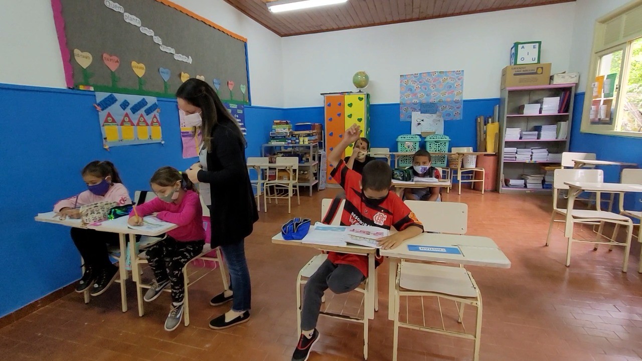 Escola Henrique Carlos Heckert passa por reforma para atender alunos e profissionais da rede