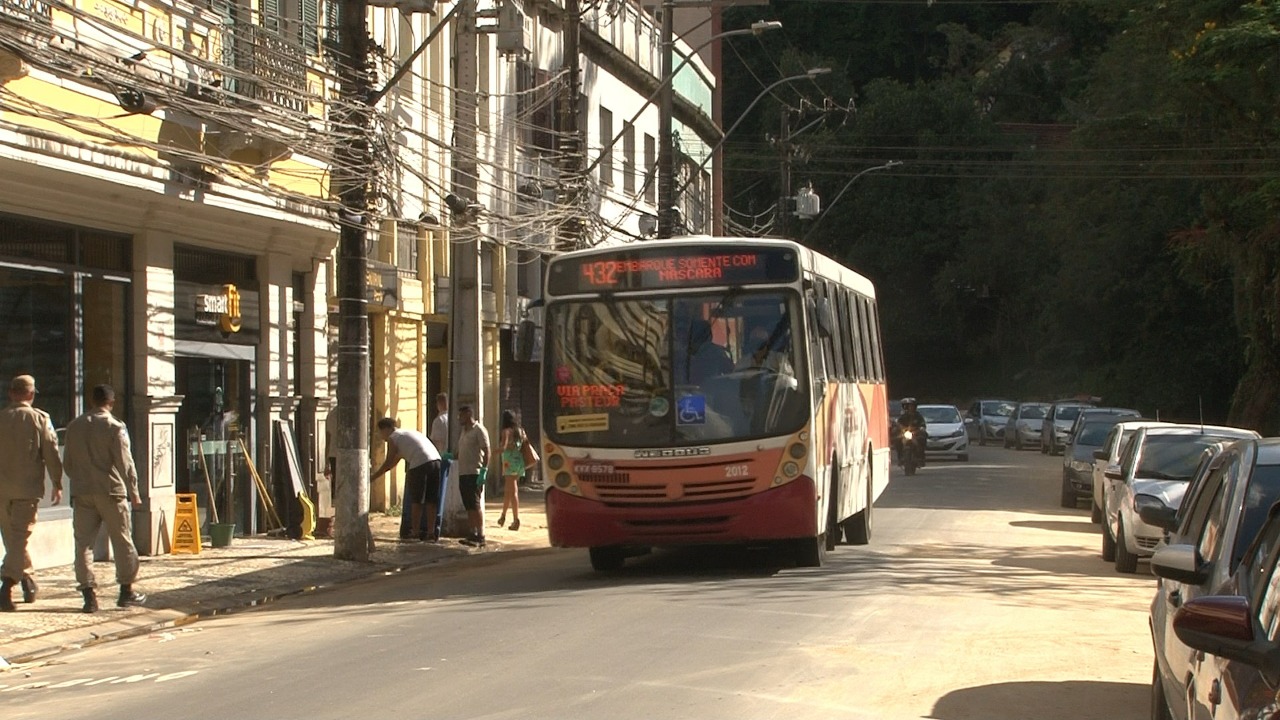 Corredor exclusivo para ônibus é retomado na Washington Luiz, em Petrópolis