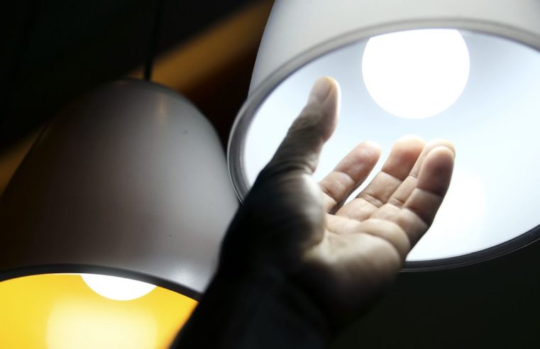 Taxa extra na conta de luz deixa de ser cobrada a partir deste sábado