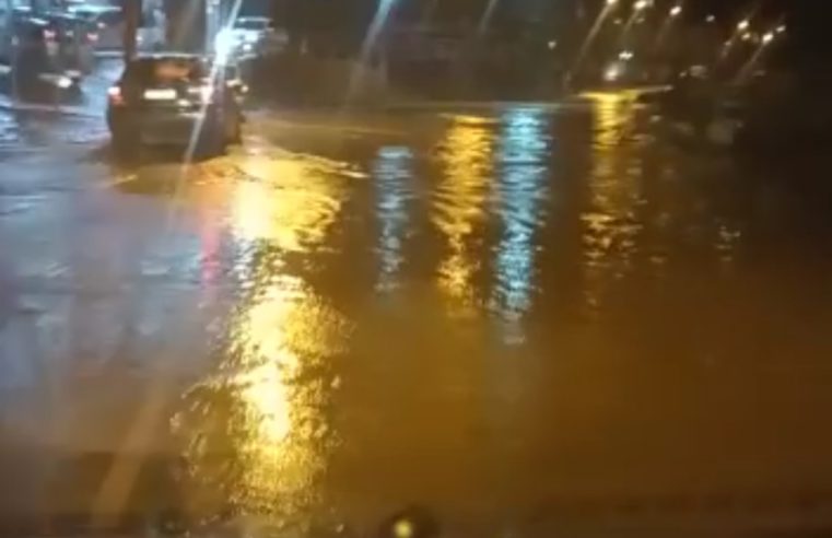Rua Coronel Veiga está com trecho interditado para o tráfego em função de inundação na via