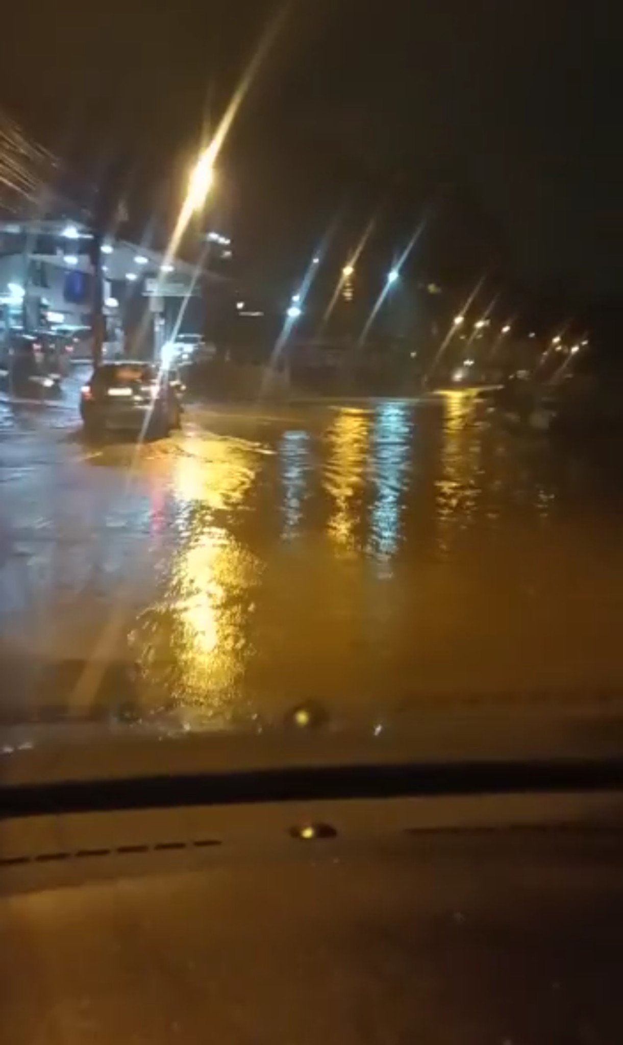 Rua Coronel Veiga está com trecho interditado para o tráfego em função de inundação na via