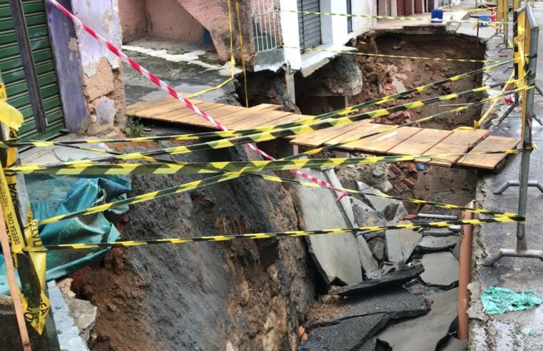 Moradores da Rua do Túnel amanhecem ilhados após mais um buraco se abrir na região 