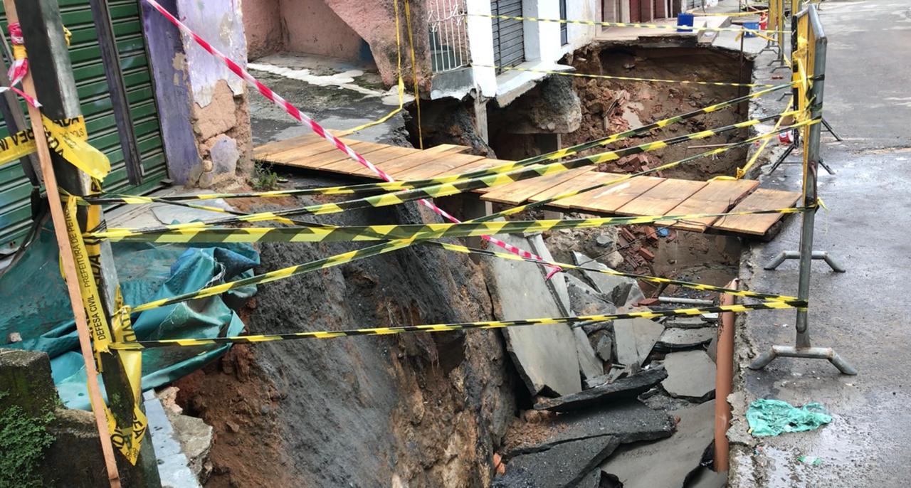 Moradores da Rua do Túnel amanhecem ilhados após mais um buraco se abrir na região