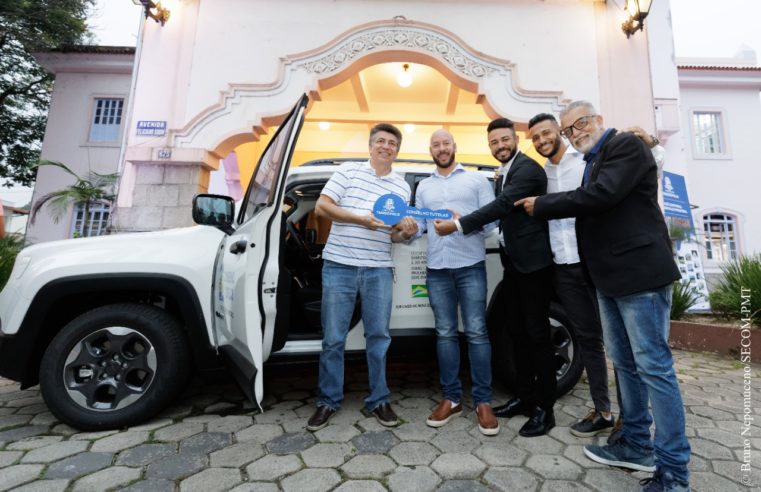 Prefeito Vinicius Claussen entrega novo carro para o Conselho Tutelar 2