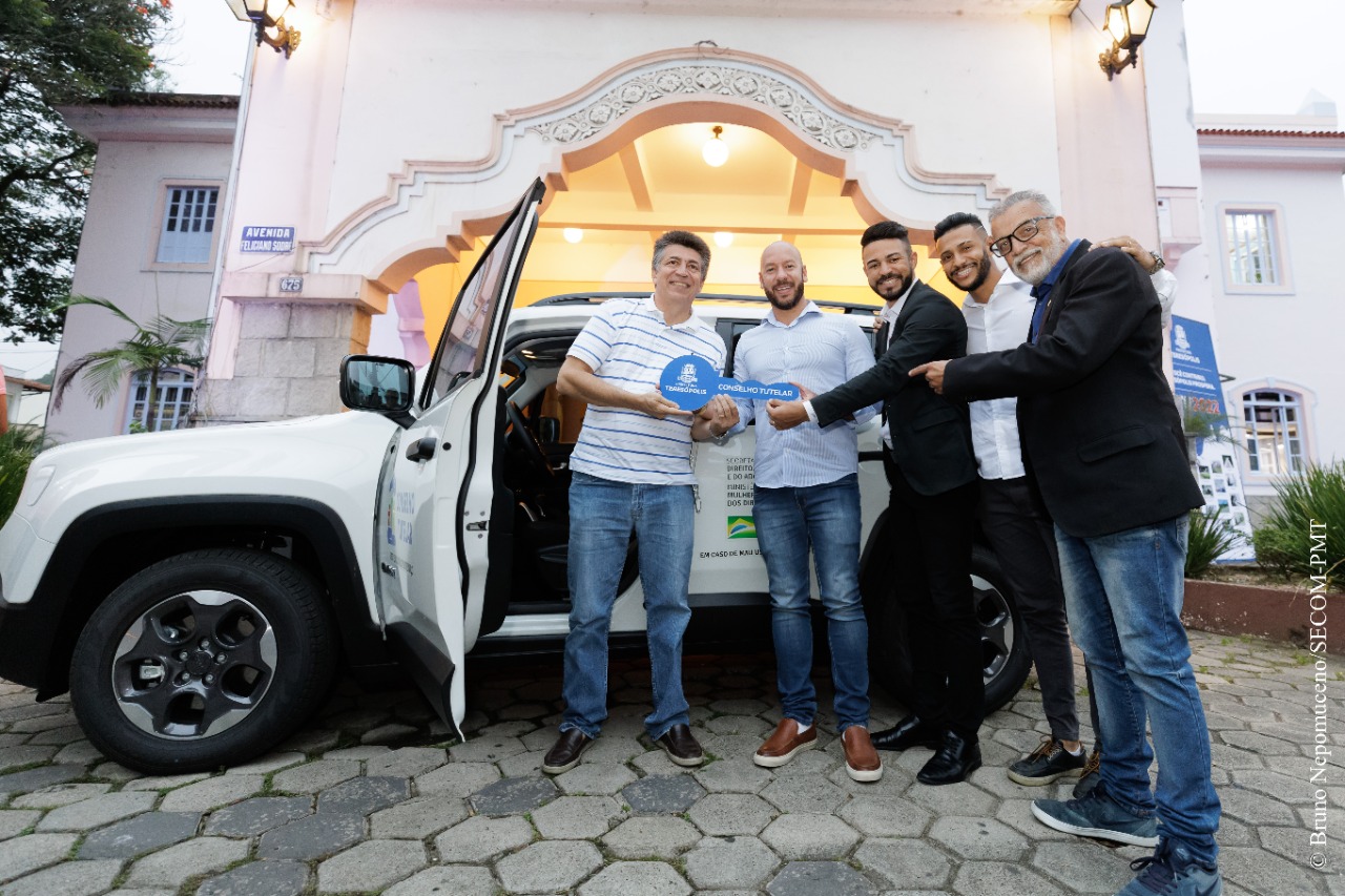 Prefeito Vinicius Claussen entrega novo carro para o Conselho Tutelar 2