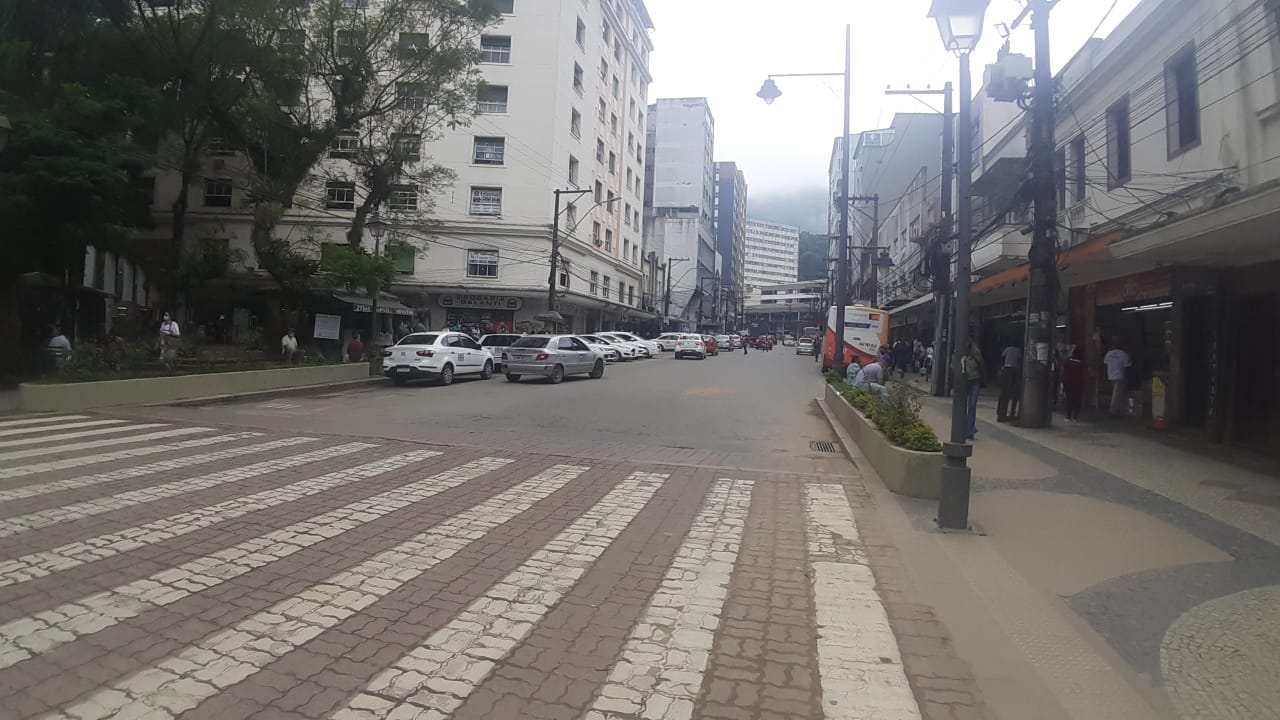 Vias de Petrópolis ainda estão com funcionamento alterado