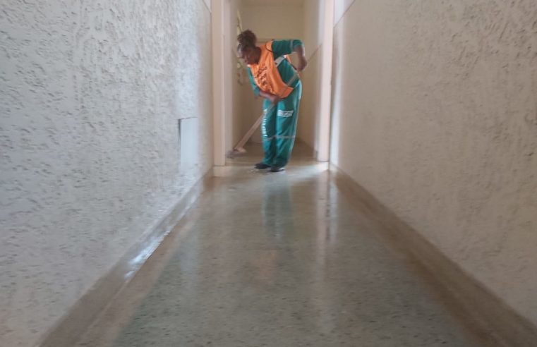 Comdep realiza limpeza do prédio da Rua Floriano Peixoto que vai receber famílias atingidas pelas chuvas