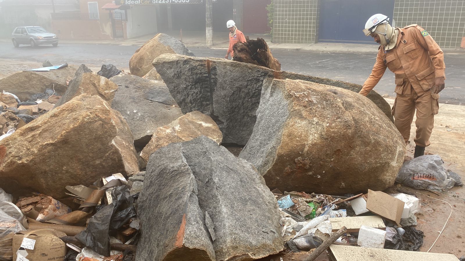 Mais 240 toneladas de rocha são retiradas de áreas afetadas pelas chuvas na cidade