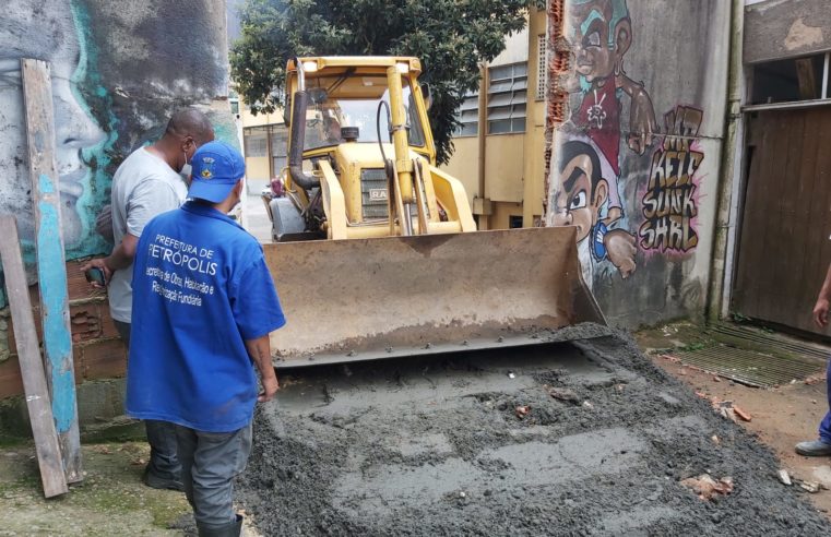 Prefeitura faz demolição de muro na Rua do Túnel para auxiliar acesso de moradores