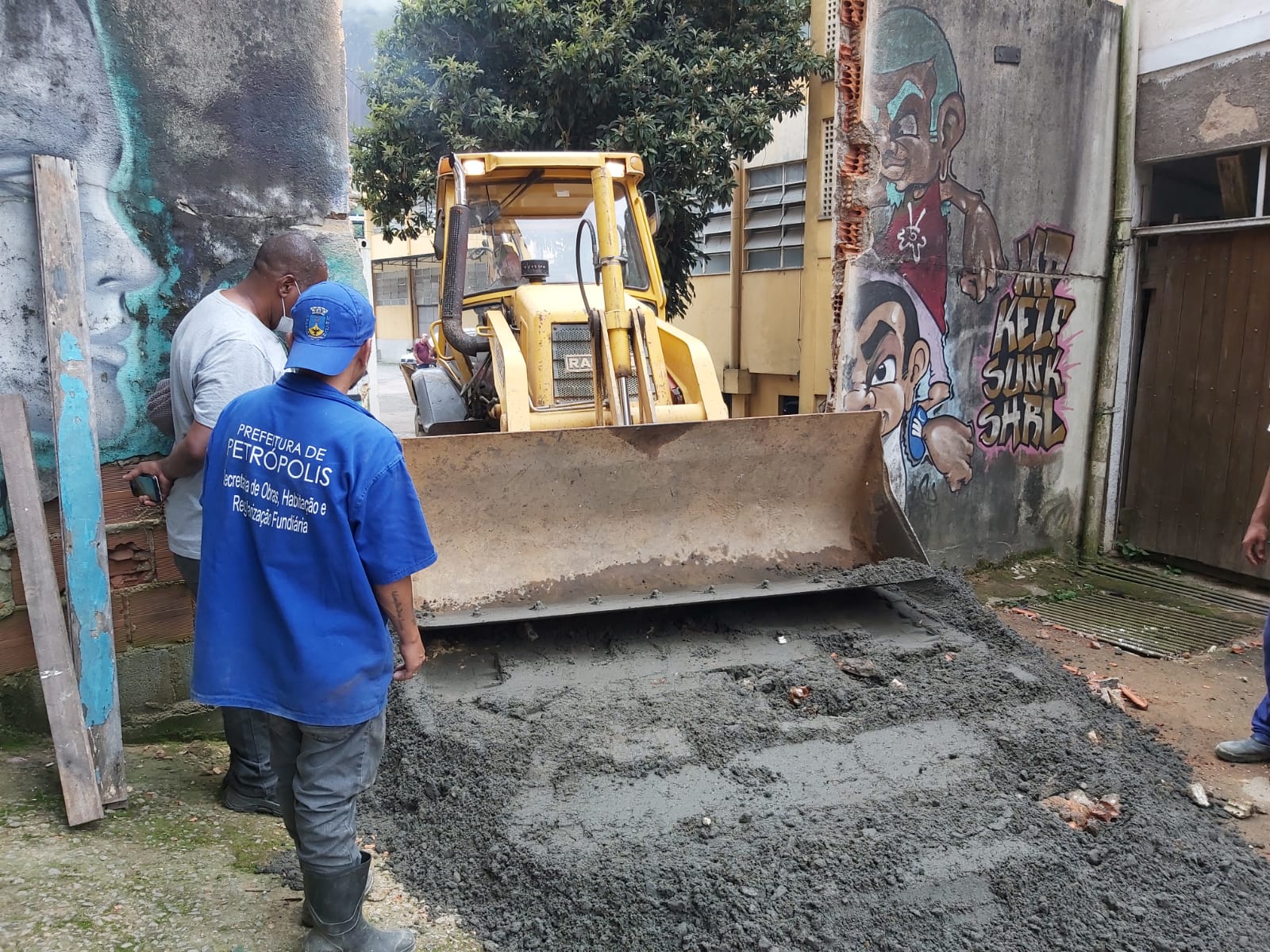 Prefeitura faz demolição de muro na Rua do Túnel para auxiliar acesso de moradores