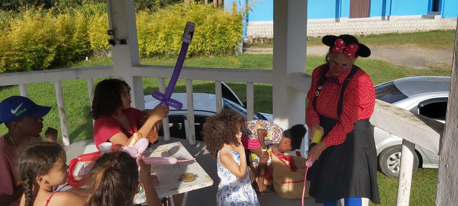 Crianças têm tarde de recreação em abrigo do Caxambu