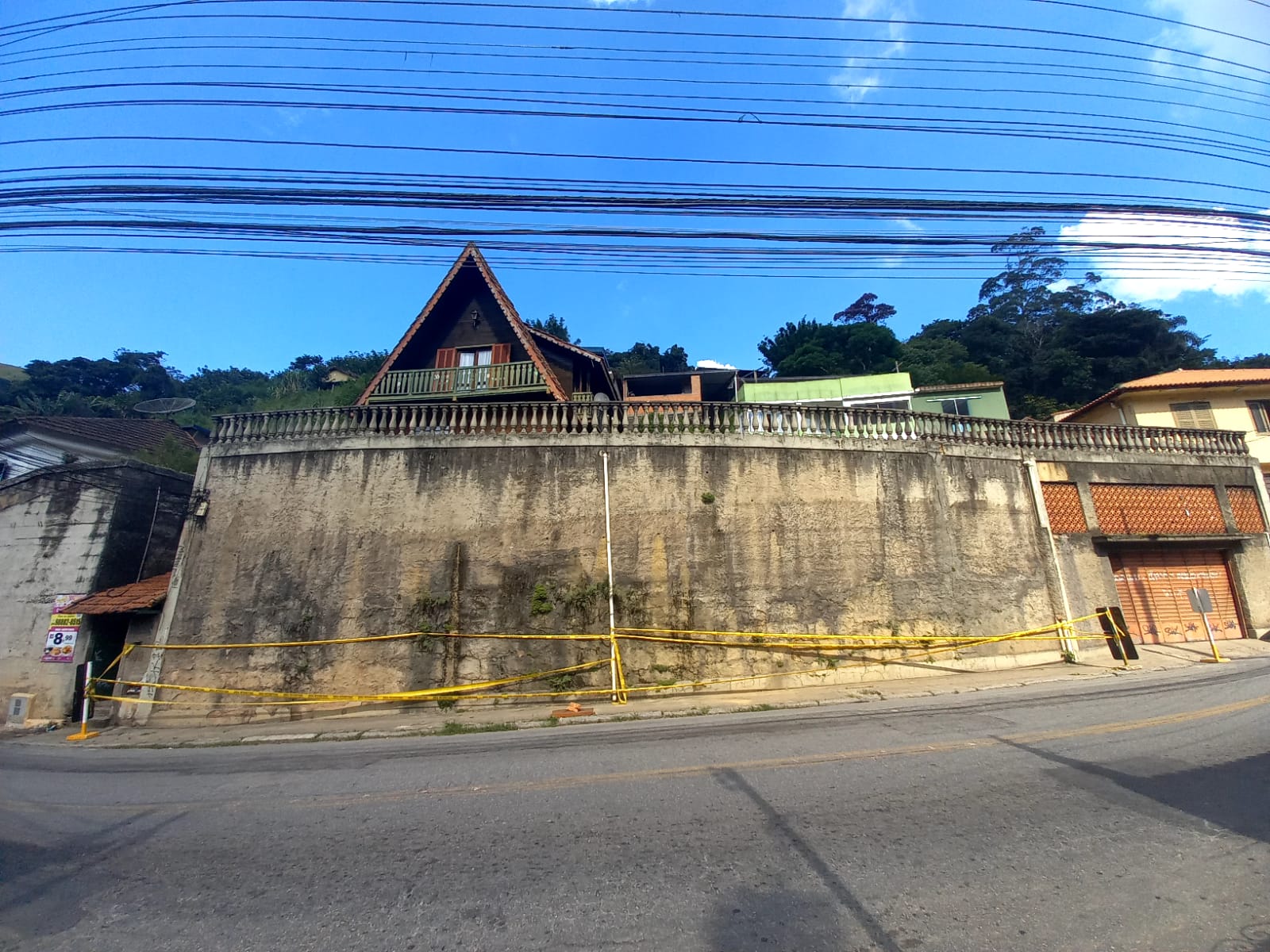 Prefeitura notifica dono de imóvel com risco de desabamento no Quissamã