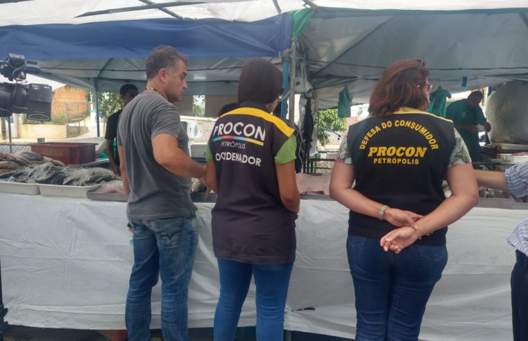 Procon visita Feira do Pescado e orienta feirantes