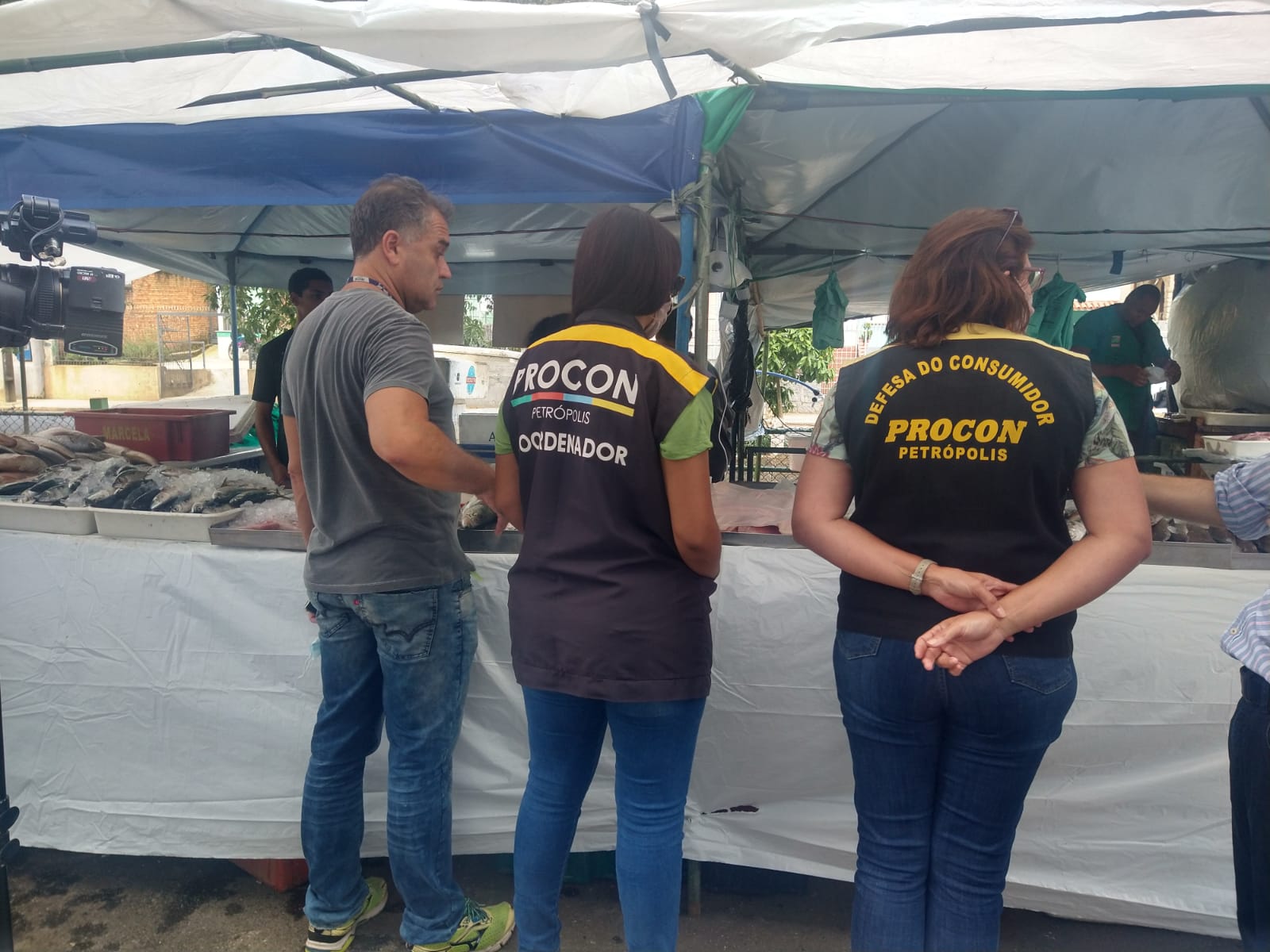 Procon visita Feira do Pescado e orienta feirantes