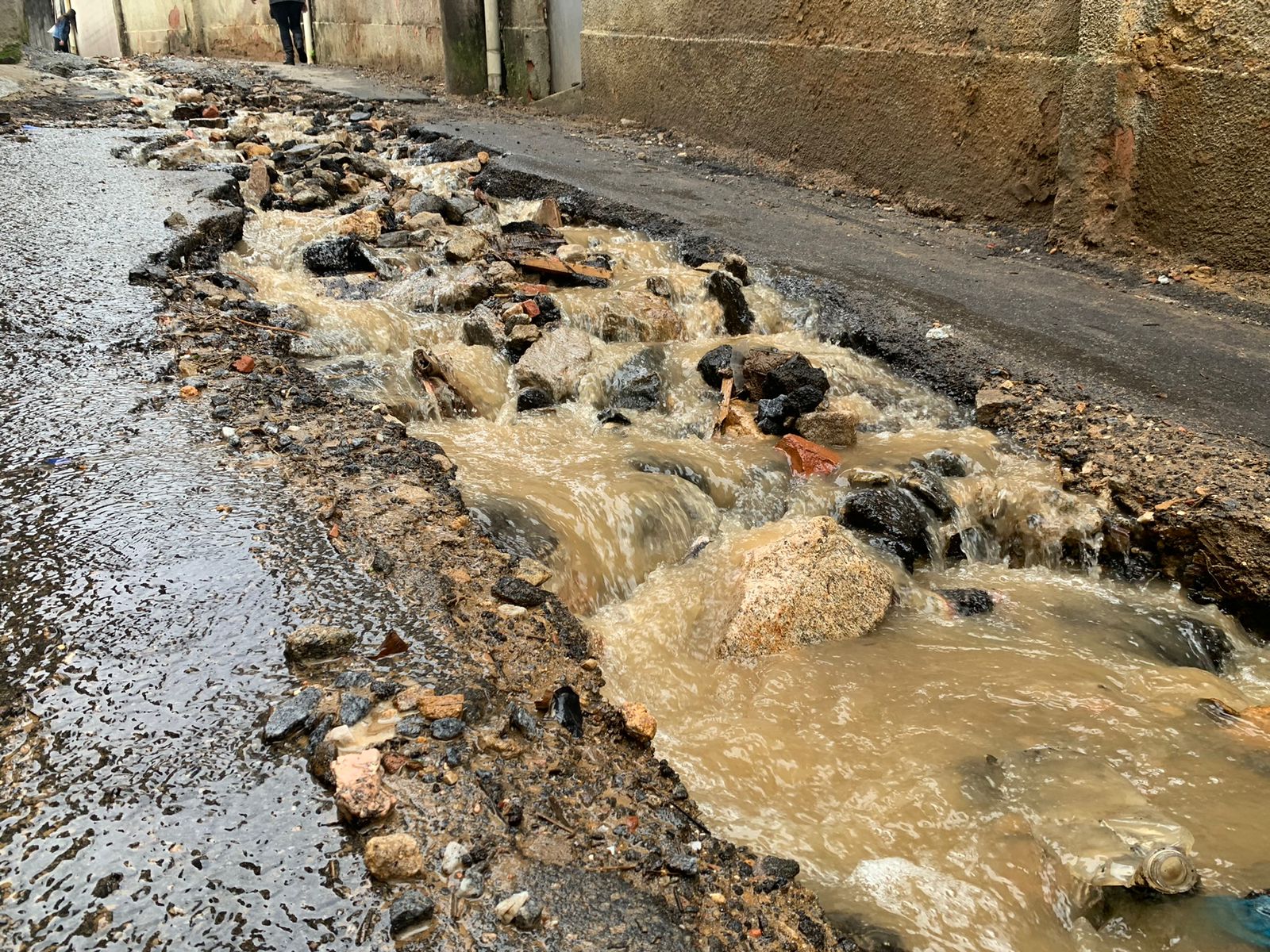 Petrópolis ainda tem ruas interditadas devido aos prejuízos provocados pelas chuvas de fevereiro e março