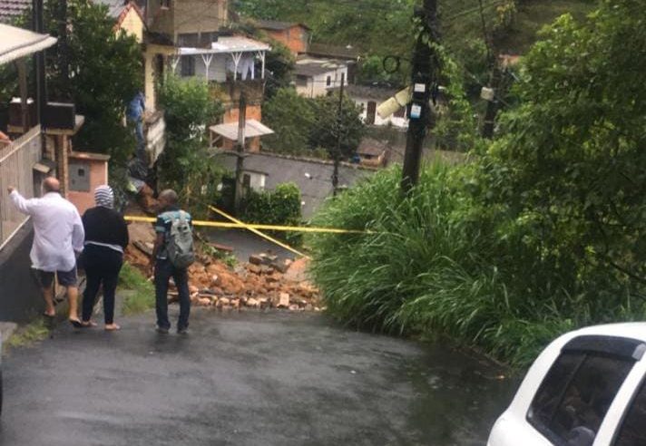 Chuva: muro cai e interdita Rua Dias de Oliveira, no Bingen, em Petrópolis