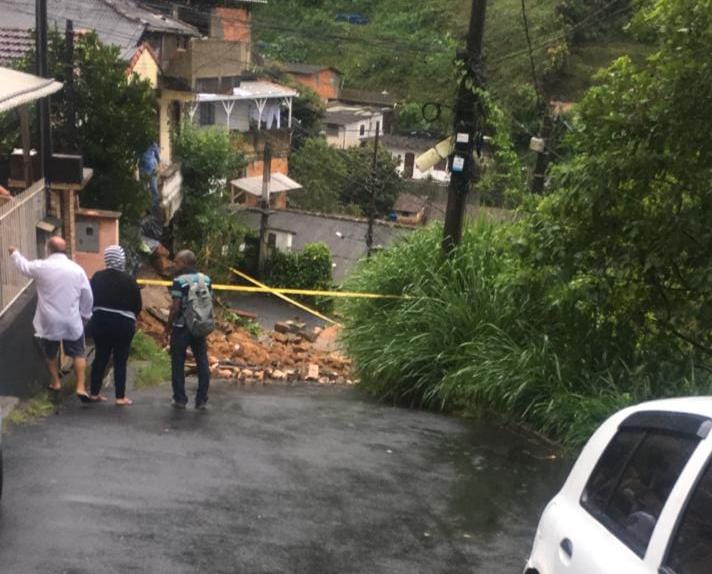 Chuva: muro cai e interdita Rua Dias de Oliveira, no Bingen, em Petrópolis