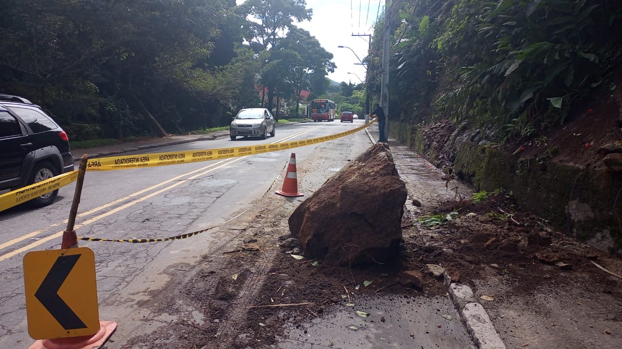 Rua Coronel Veiga funciona em meia pista