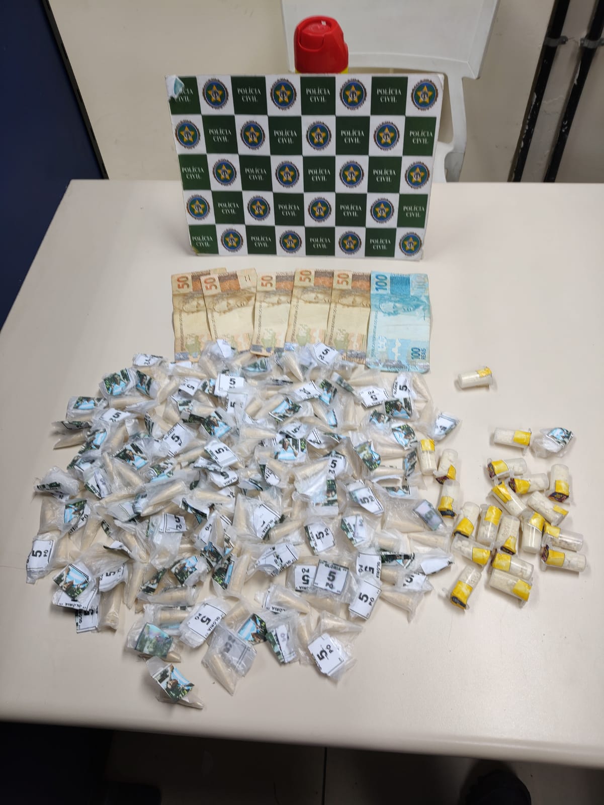Homens são presos por tráfico de drogas na Comunidade da Glória
