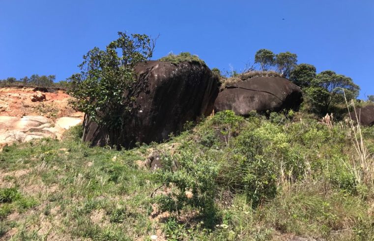 Defesa Civil de Petrópolis instala novos sensores de movimento de rocha na 24 de Maio
