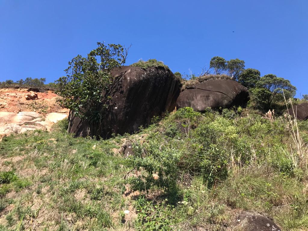 Defesa Civil de Petrópolis instala novos sensores de movimento de rocha na 24 de Maio