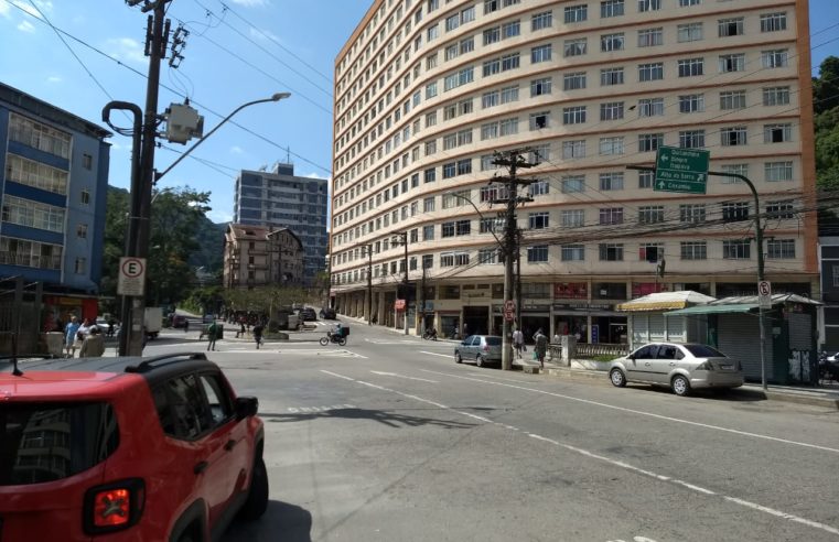Ao menos três ruas no Centro de Petrópolis ainda estão interditadas