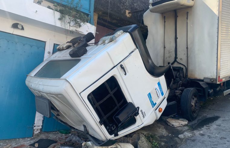 Acidente com caminhão na Rua Ceará, no Quitandinha, deixa uma pessoa morte e outra gravemente ferida