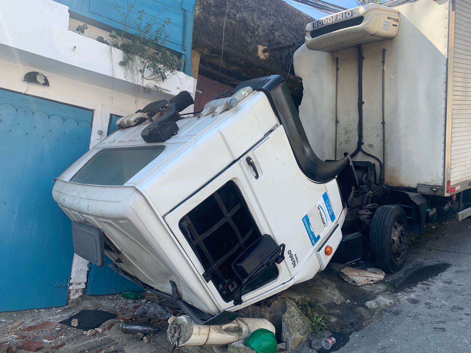 Acidente com caminhão na Rua Ceará, no Quitandinha, deixa uma pessoa morte e outra gravemente ferida