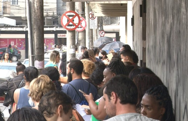Profissionais da Rede Municipal de Educação de aguardam mais de seis horas em fila após término de contrato de empresa terceirizada com a Prefeitura de Petrópolis