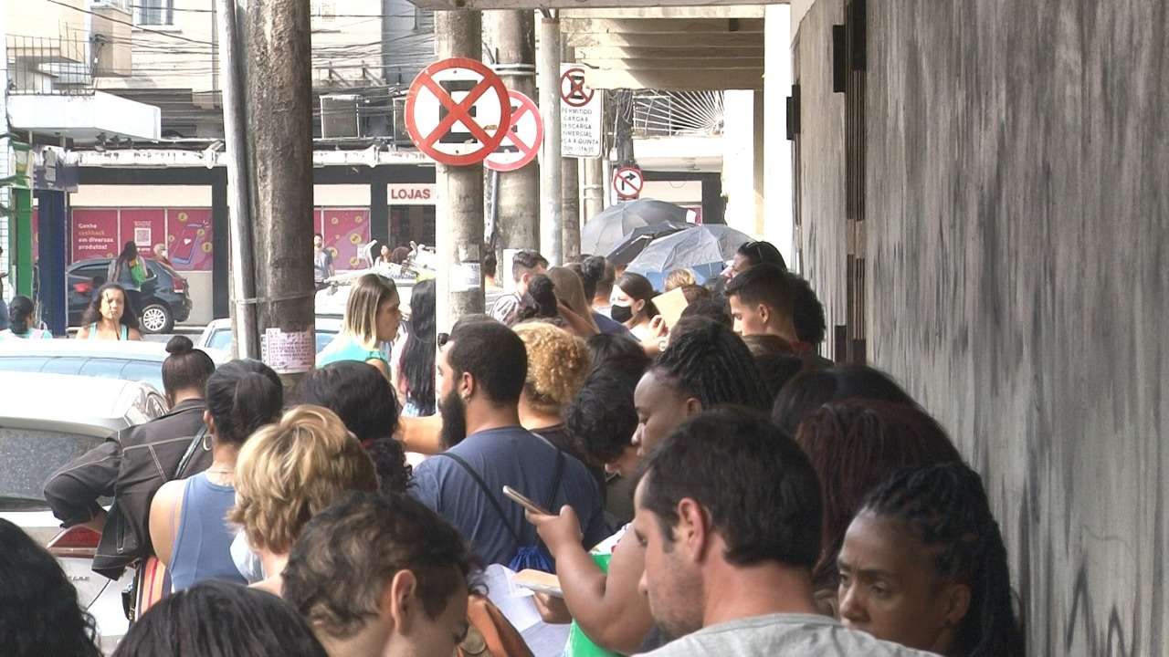 Profissionais da Rede Municipal de Educação de aguardam mais de seis horas em fila após término de contrato de empresa terceirizada com a Prefeitura de Petrópolis