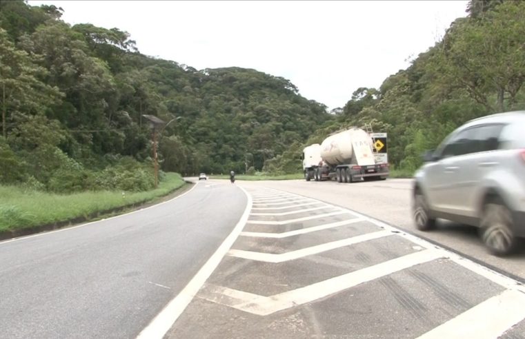 Carreta de grande porte interdita descida da serra na madrugada de terça para quarta