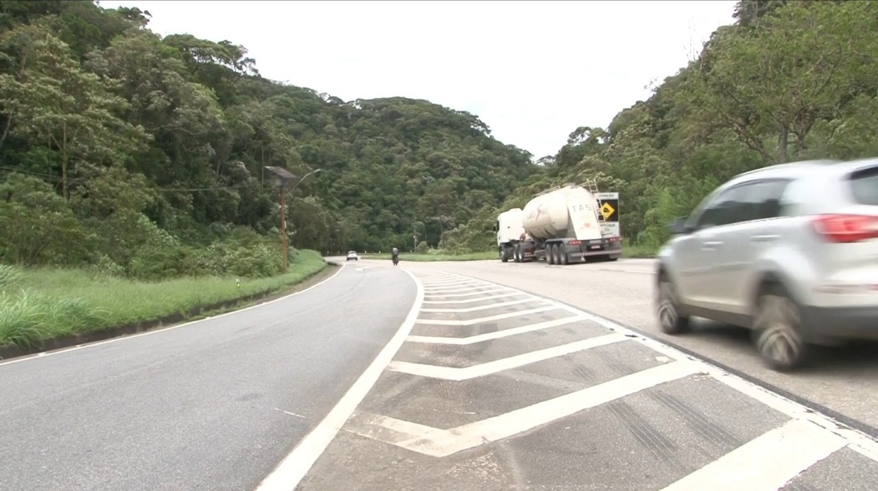 Carreta de grande porte interdita descida da serra na madrugada de terça para quarta