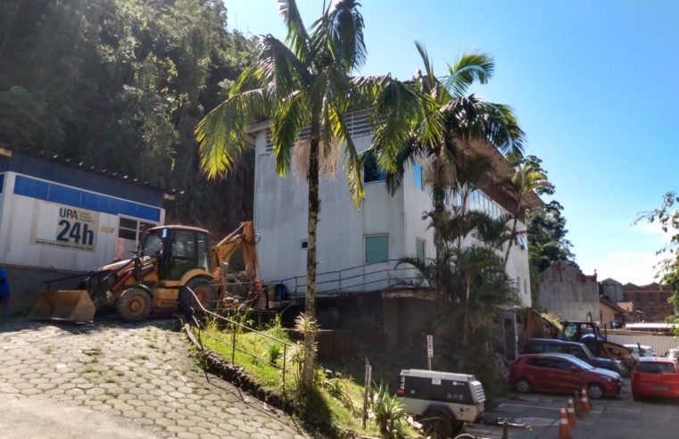 Após dois meses Defesa Civil de Petrópolis remove pedras e escombros no Centro de Especialidades e UPA Centro