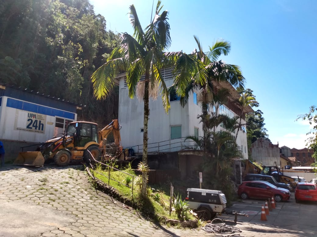 Após dois meses Defesa Civil de Petrópolis remove pedras e escombros no Centro de Especialidades e UPA Centro