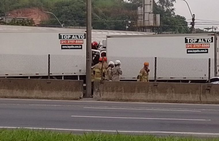Acidente envolvendo três caminhões e um carro de passeio na BR-040, em Duque de Caxias, foi provocado após tentativa de assalto