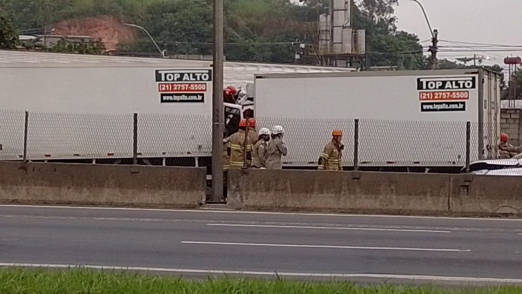 Acidente envolvendo três caminhões e um carro de passeio na BR-040, em Duque de Caxias, foi provocado após tentativa de assalto